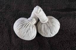 Massage aux tampons épicés (balinais)